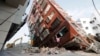 Escombros alrededor de un edificio dañado después de un sismo, el jueves 4 de abril de 2024, en la ciudad de Hualien, en el este de Taiwán.