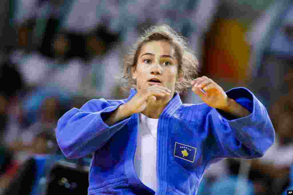 Majlinda Kelmendi do Kosovo festeja a medalha de ouro na competição feminina de judo&nbsp; de 52 quilos.