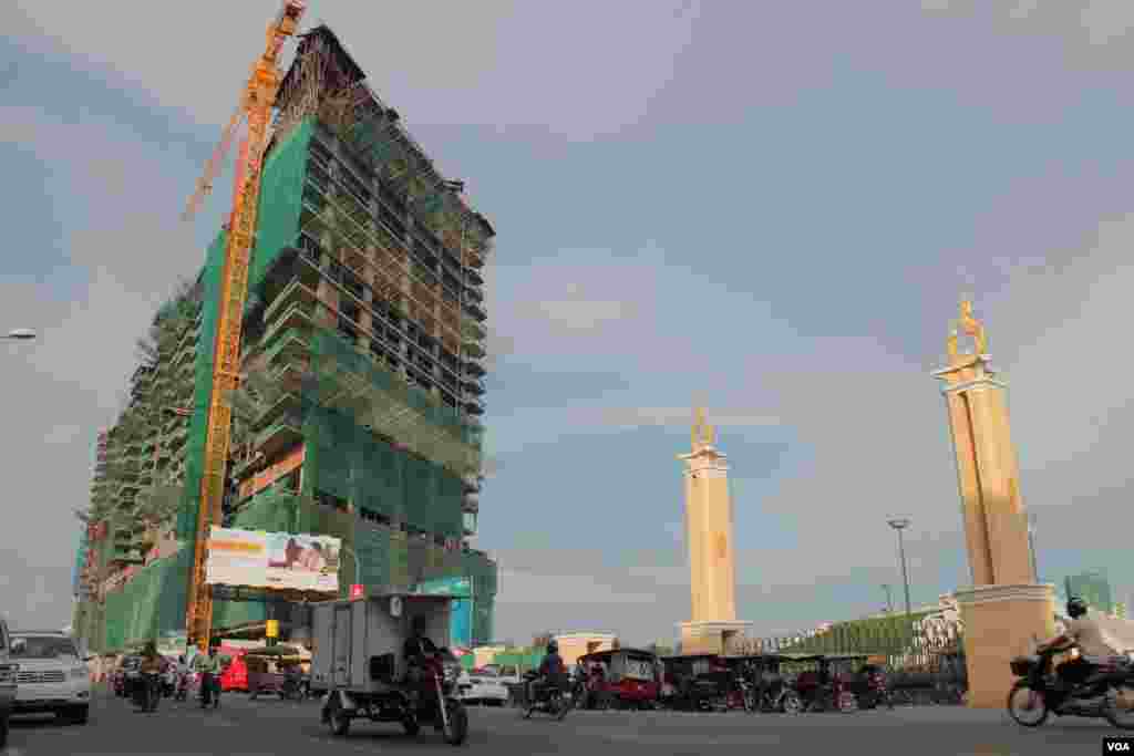 The construction of the Olympia City condominium project, northeast of the Olympic Stadium, September 29, 2014. (Nov Povleakhena/VOA Khmer)