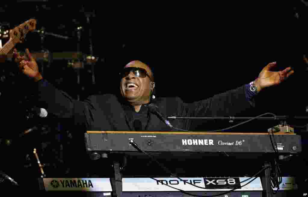 Singer Stevie Wonder performs during the Inaugural Ball at the 57th Presidential Inauguration in Washington, January 21, 2013. 