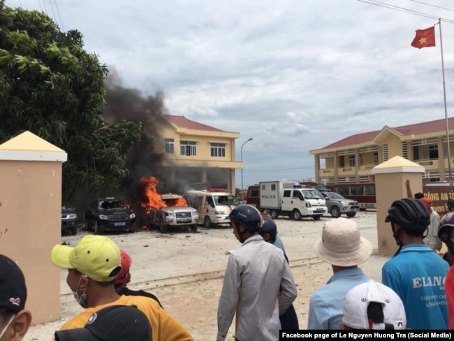 Xe cảnh sát bị đốt cháy ở một trụ sở thuộc công an tỉnh Bình Thuận, 10/6/2018