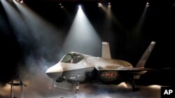 白宫国产展包括F-35战机的一个模型（美联社）