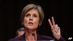 លោកស្រី Sally Yates អតីតរដ្ឋ​មន្រ្តី​ក្រសួង​យុត្តិធម៌​ស្តីទី បាន​ចូល​ខ្លួន​នៅ​ក្នុង​វិមានរដ្ឋធានី​វ៉ាស៊ីនតោន​កាល​ពី​ថ្ងៃទី​ ០៨ ឧសភា ២០១៧។