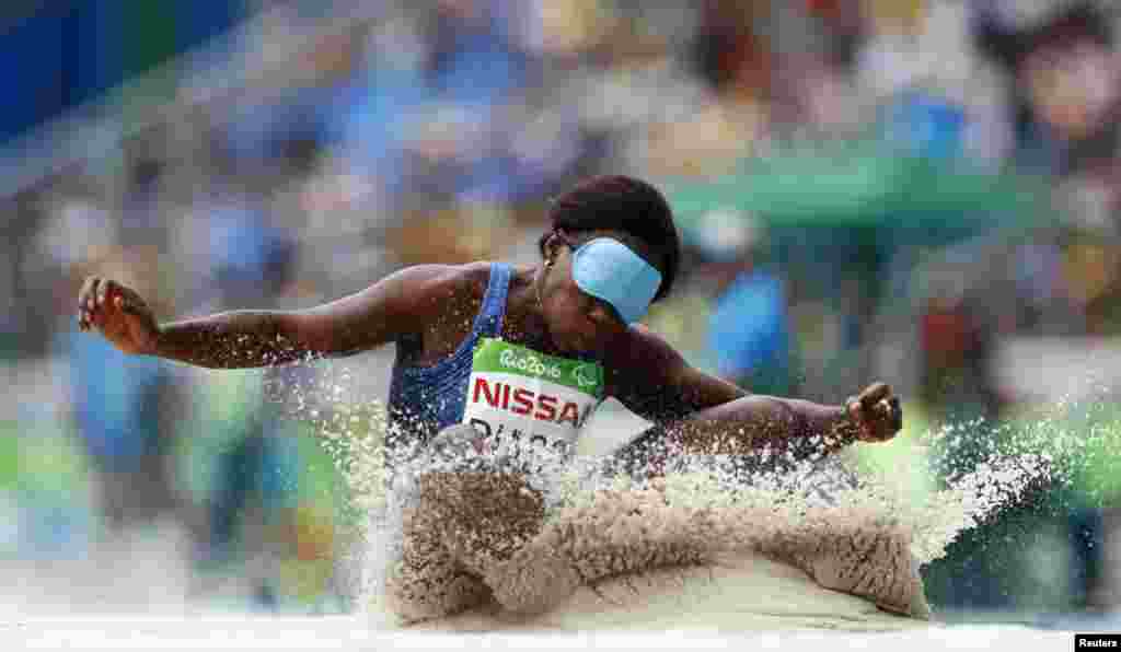 L'Ivorienne Fatimata Brigitte Diasso remporte la médaille d'argent lors du saut en longueur, à Rio de Janeiro, Brésil, le 16 septembre 2016.