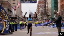 Ayollar orasida 2017-yil Boston marafoni g'olibi keniyalik Edna Kiplagat, Boston, 17-aprel, 2017-yil