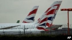 英国希思罗机场上的英国航空公司客机。（资料照片） 