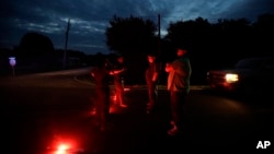 Des hommes discutent avec des policiers à trois miles de l’usine chimique d’Arkema où une explosion a eu lieu à Crosby, Texas, 31 août 2017.