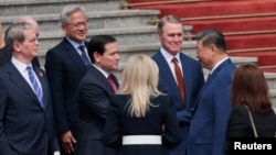 资料照片：中国国家主席习近平在北京人民大会堂与随同美国总统特朗普访华的美国国务卿卢比奥等代表团成员握手。(2026年5月14日)
