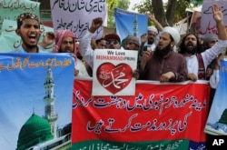 Supporters of a Pakistani religious group chant slogans condemning a suicide bombing in Medina, Saudi Arabia, during a demonstration in Lahore, Pakistan, July 5, 2016.
