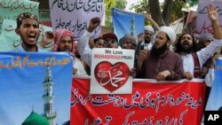 Supporters of a Pakistani religious group chant slogans condemning a suicide bombing in Medina, Saudi Arabia, during a demonstration in Lahore, Pakistan, July 5, 2016.