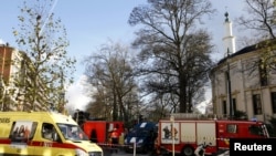 Des pompiers belges déployés devant la Grande Mosquée de Bruxelles, Belgique, 26 novembre 2015.