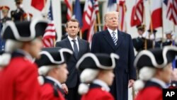 Presiden AS Donald Trump menyambut Presiden Perancis Emmanuel Macron dengan upacara resmi di Gedung Putih, hari Selasa (24/4). 