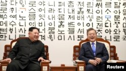 TT NTT Moon Jae-in thảo luận với lãnh tụ Kim Jong Un trong cuộc gặp lịch sử tại Nhà Hòa Bình thuộc làng đình chiến Bàn Môn Điếm bên trong khu vực chia cắt hai miền, Nam Triều Tiên, Ảnh chụp ngày 27/4/2018. Korea Summit Press Pool/Pool via Reuters 