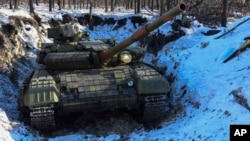 지난 14일 우크라이나 동부 루한스크 북부 검문소에 친러 반군 탱크가 배치되어 있다.