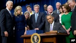 바락 오바마(가운데) 대통령이 13일 백악관 아이젠하워 행정동에서 '21세기 치료법안’에 서명하고 있다.
