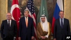 អ្នក​ការ​ទូត​កំពូល​ចូល​រួម​ប្រជុំ​នៅ​ក្នុង​ក្រុង​វីយែន (Vienna) កាលពី​ថ្ងៃទី២៣ ខែតុលា ឆ្នាំ២០១៥ ដើម្បី​ដោះស្រាយ​វិបត្តិ​នៅ​ស៊ីរី​ រួម​មាន (ពី​ឆ្វេង) លោក Feridun Sinirlioglu លោក John Kerry លោក Adel al-Jubeir និង​លោក Sergei Lavrov។