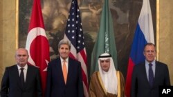 Les ministres des Affaires étrangères de la Turquie, des Etats-Unis, de l'Arabie Saoudite et de la Russie. De gauche à droite : Feridun Sinirlioglu, John Kerry, Adel al-Jubeir et Sergei Lavrov, à Vienne le 23 octobre 2015.