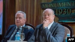 El ministro de Comercio Exterior de Cuba, Rodrigo Malmierca (D), y el Comisionado Europeo para la Cooperación Internacional, Neven Mimica (I), asisten a un foro sobre los desafíos y oportunidades económicas de Cuba en el contexto del embargo de Estados Unidos, en La Habana.