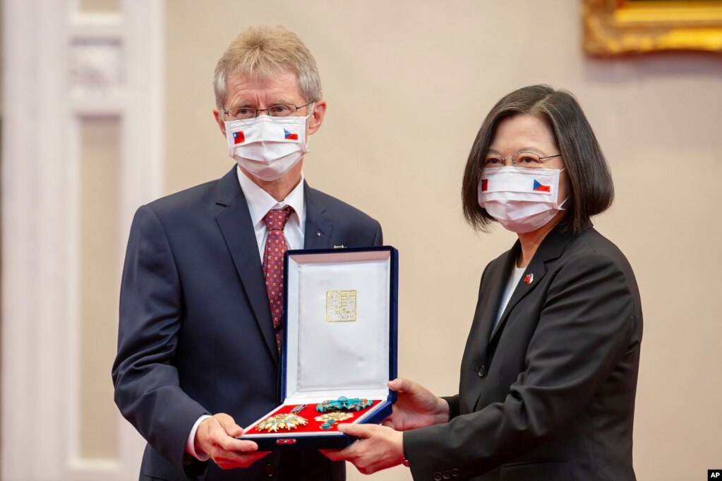 2020年9月3日，台湾总统蔡英文在台北向到访的捷克参议院议长米洛什·维斯特奇尔（Milos Vystrcil）颁发奖章(photo:VOA)