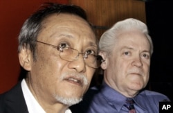FILE - Thai Senator Kraisak Choonhavan, left, speaks during a joint news conference with William Monson, an American businessman at parliament house in Bangkok, Thailand, May 3, 2006. Monson said he has filed criminal charges against outgoing Prime Minister Thaksin Shanawatra.