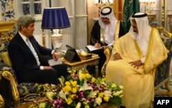 US Secretary of State John Kerry (L) meets with Saudi King Salman bin Abdulaziz al-Saud on May 15, 2016 in the Saudi Red Sea city of Jeddah as Washington and Riyadh consult with each other ahead of another week of high-stakes diplomacy on the Syria confli