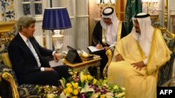 Sakataren harkokin wajen Amurka John Kerry yana ganawa da Sarki Salman na Saudiya