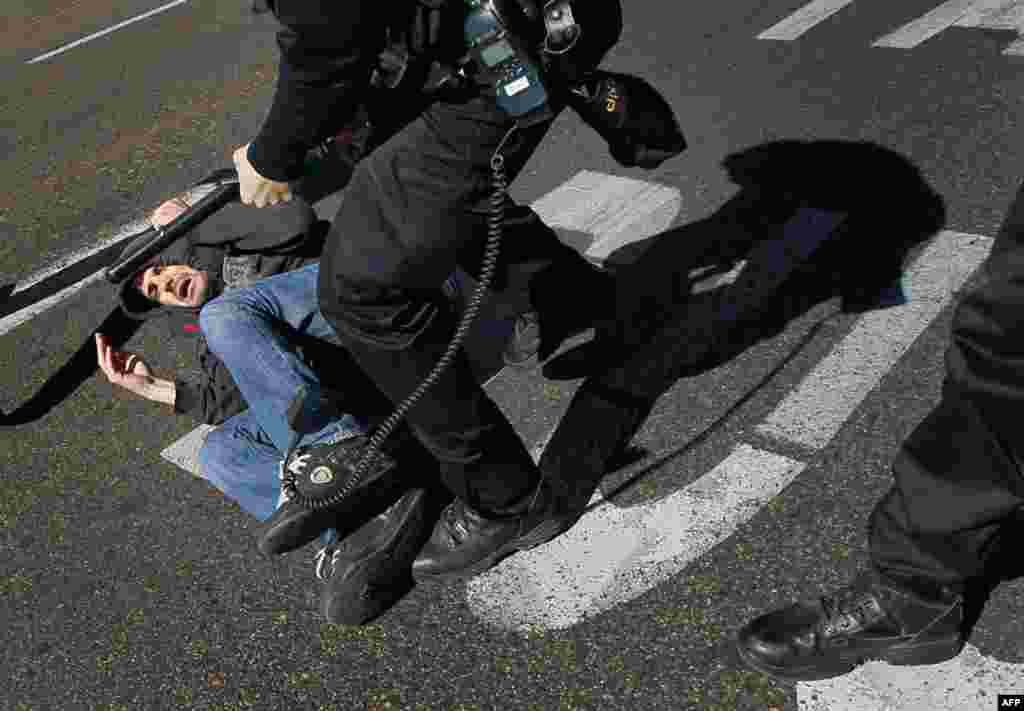 A protester is grabbed by police in Madrid, March 29, 2012. (AP)