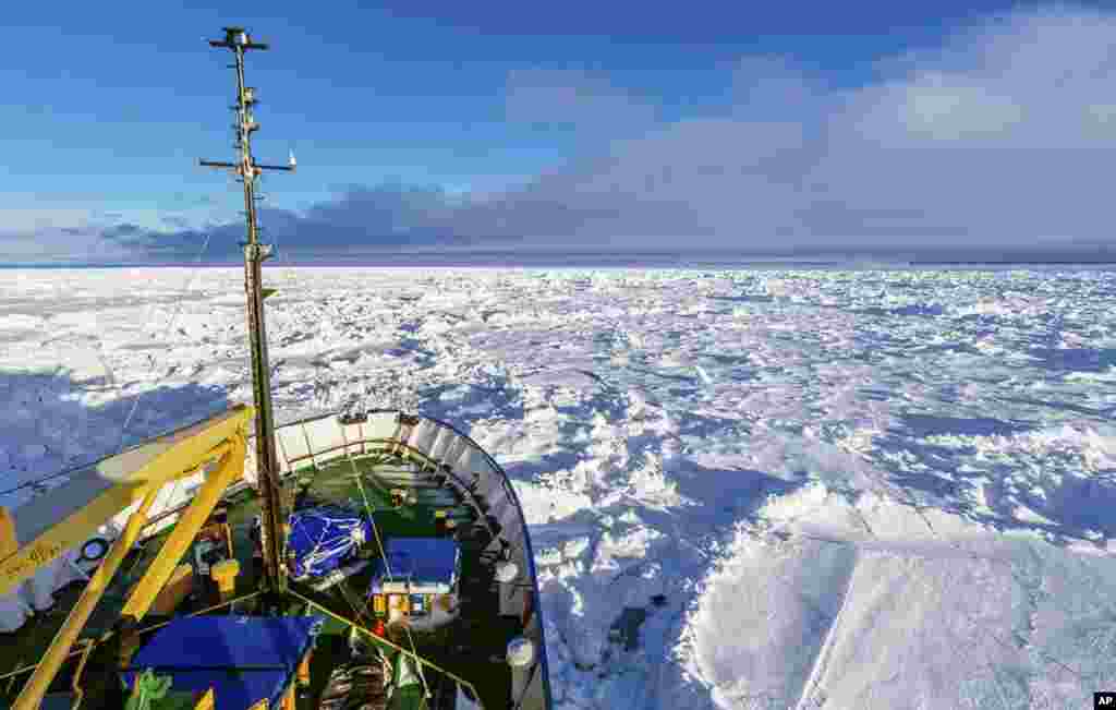 Kapal Rusia MV Akademik Shokalskiy, yang terperangkap di es tebal hampir sepekan lamanya di Antartika Timur (27/12).&nbsp;(AP/Australasian Antarctic Expedition/Footloose Fotography, Andrew Peacock)&nbsp;