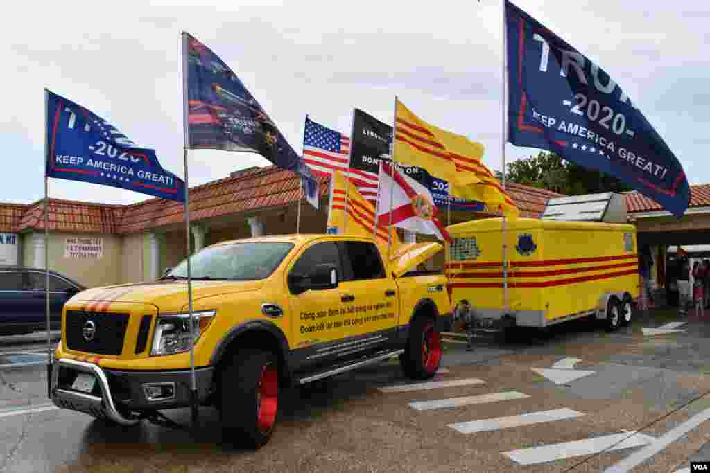 Chiều Chủ nhật đầu tiên của tháng 10, những người Mỹ gốc Việt trong khu vực Vịnh Tampa và những người Mỹ khác bất chấp thời tiết ẩm ướt đến tham dự một cuộc tập hợp vận động ủng hộ Tổng thống Trump tại thành phố St. Petersburg, miền trung bang Florida. Họ mang theo những chiếc xe cắm cờ &ldquo;Trump 2020&rdquo; và cờ của Việt Nam Cộng Hòa để tham gia một cuộc tuần hành diễn ra sau đó.