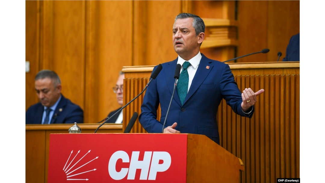 CHP lideri Özgür Özel'in DEM Parti heyetiyle görüşüp görüşmeyeceği tartışılıyor.