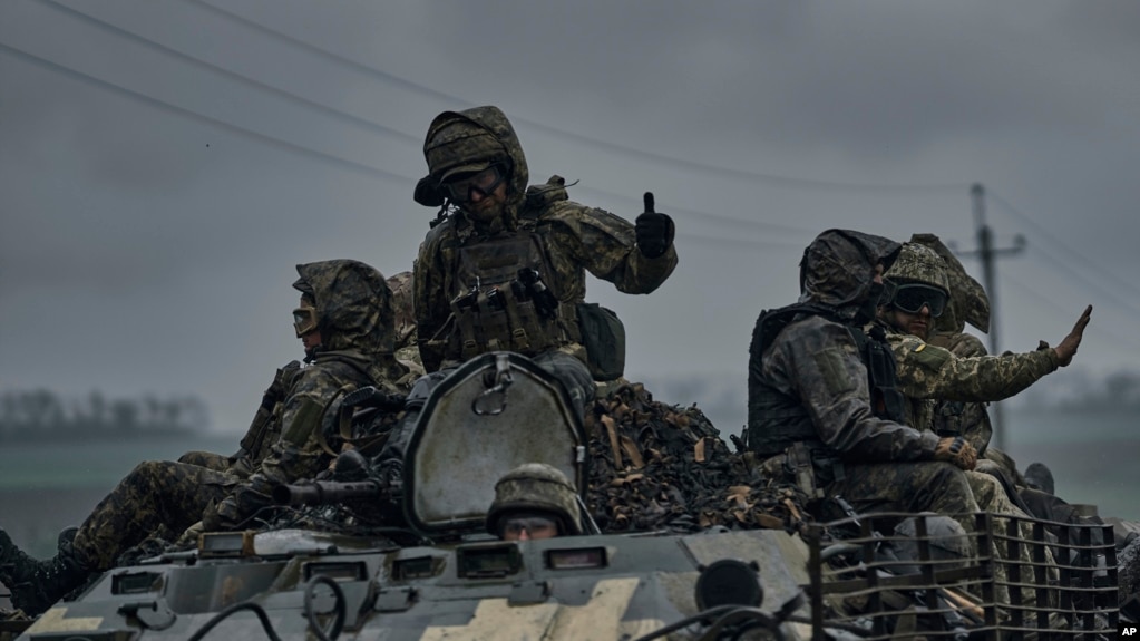 在乌克兰顿涅茨克州，乌军乘坐装甲运兵车前往武赫莱达尔附近的前沿阵地。(2023年5月1日)(photo:VOA)