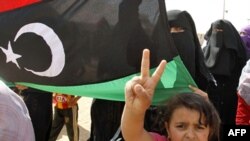 Forcat besnike të Gadafit përleshen me ushtarët tunizianë