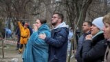 乌克兰敖德萨的居民在观望公寓楼的受损情况。（2024年3月2日）