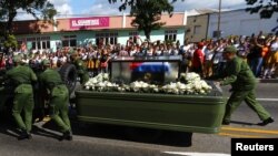 古巴军人推着载有卡斯特罗骨灰的灵车行进，因为车辆出了故障（2016年12月3日）