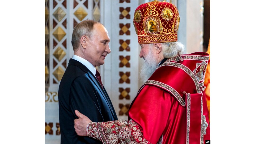 Patrijarh Ruske pravoslavne crkve pozdravlja se sa ruskim predsednikom Vladimirom Putinom, tokom uskršnje liturgije u Hramu Hrista stapisetlja u Moskvi, 5. maja 2024.