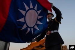 Upacara penurunan bendera di Balai Peringatan Chiang Kai Shek di Taipei, Taiwan pada 12 Januari 2024. (Foto: AP)