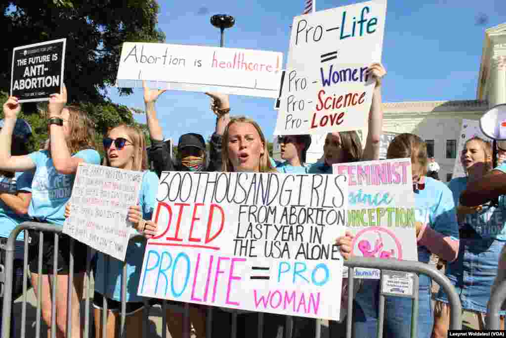 Mulheres do movimento pr&#243;-vida marcham em resposta &#224; Marcha das Mulheres a favor do aborto em Washington DC. 2 Outubro 2021