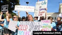 Para perempuan dari kelompok Evangelis, yang sebagian besar adalah pendukung mantan Presiden AS Donald Trump, melakukan aksi unjuk rasa anti aborsi atau demonstrasi "pro-life" di Washington DC. 2 Oktober 2021 (foto: dok). 