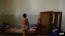 Nisa, seorang ibu asal Papua yang terjangkit virus HIV/AIDS dari suaminya pada 2008, bersiap menghadiri misa Minggu di gereja, 10 Mei 2015. Nisa tinggal di Rumah Surya Kasih yang didirikan Bruder Agustinus Adil di Desa Waena untuk pasien HIV/AIDS.