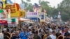 El público llena las calles de Des Moines, Iowa, en la Feria Estatal de Iowa el 10 de agosto de 2023.