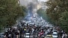 Manifestantes protestan en las calles de Teherán, el 21 de septiembre de 2022. [Foto tomada por una persona en Irán y divulgada por AP].