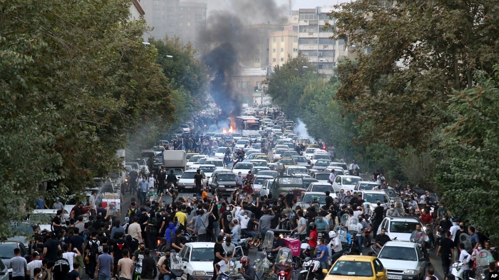 伊朗首都德黑兰爆发抗议年轻女性被警察拘留期间死亡的行动。（2022年9月21日）(photo:VOA)
