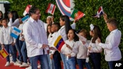 El presidente de Colombia, Gustavo Petro, saluda a los niños a su llegada a la sesión de la 28ª Cumbre Iberoamericana, en Santo Domingo, República Dominicana, el sábado 25 de marzo de 2022. 