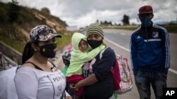 Los migrantes venezolanos descansan mientras caminan hacia Bogotá, pasando por Tunja, Colombia, el 6 de octubre de 2020.