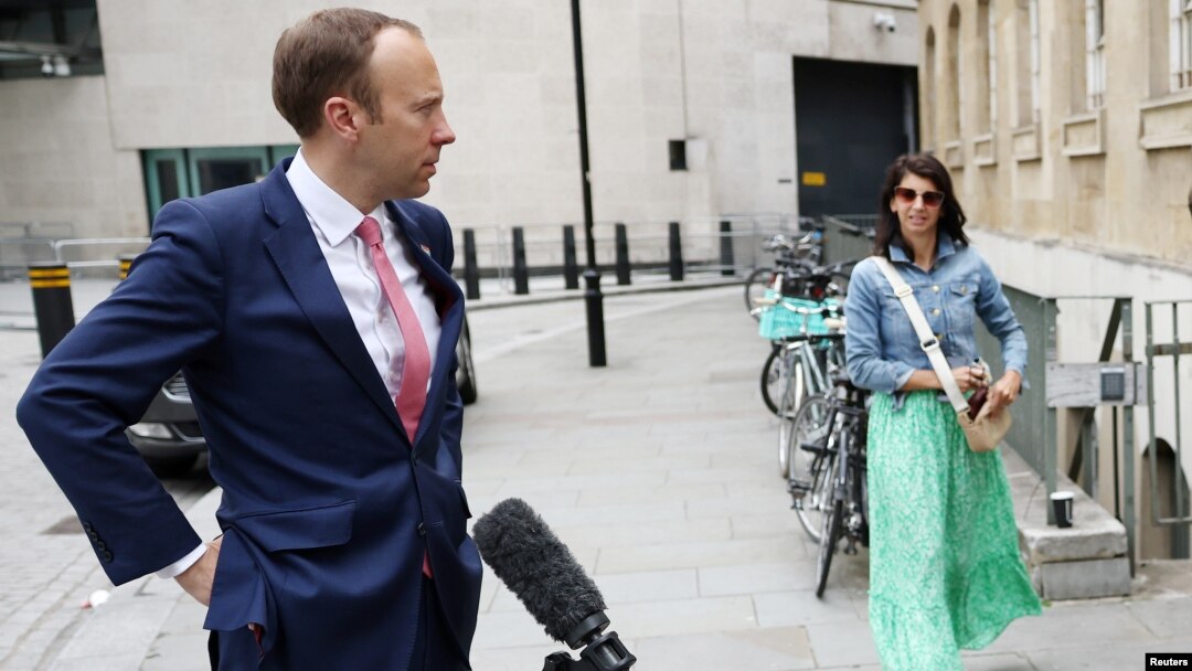Menkes Inggris Matt Hancock (kiri) dan ajudan pribadinya, yang diduga terlibat hubungan perselingkuhan, Gina Coladangelo di London 6 Juni 2021 (foto: dok). 