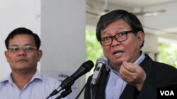 Son Chhay, opposition party CNRP whip chief speaks to the press at the party's headquarter in Phnom Penh on Tuesday, August 09, 2016. (Leng Len/VOA Khmer)