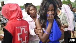 Students evacuated from Moi University during a terrorist seige react as they gather together in Garissa, Kenya, before being transported to their home regions, April 3, 2015. (AFP PHOTO / CARL DE SOUZA)