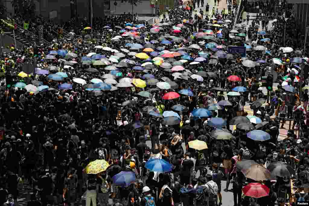 在2019年6月21日香港示威者在警察總部外抗議，要求與警務處處長盧偉聰對話。