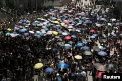 在2019年6月21日香港人在警察总部外抗议，要求香港领导人下台，并撤回引渡法案。