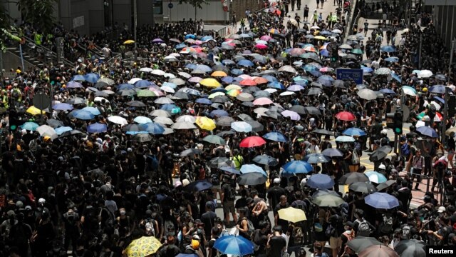 在2019年6月21日香港人在警察總部外抗議，要求香港領導人下台，並撤回引渡法案。